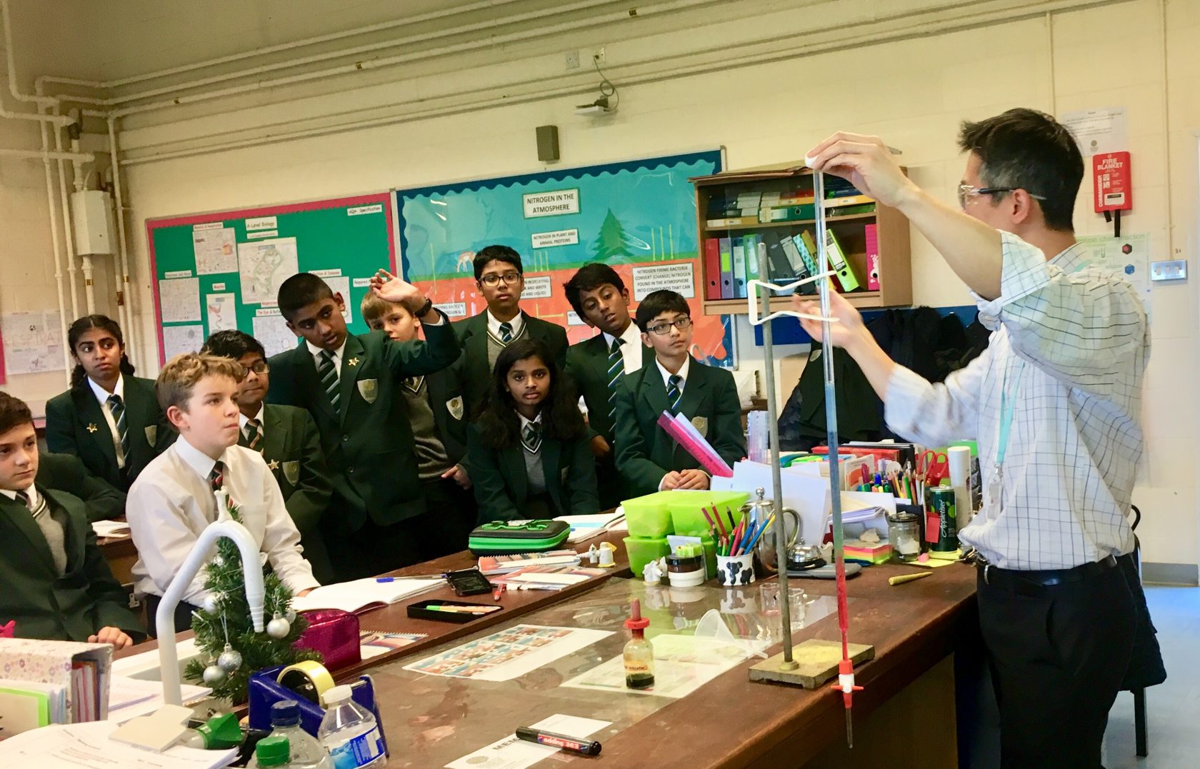 Senior Science Technician puts on a fabulous Acids & Alkalis & Neutralisation Demo